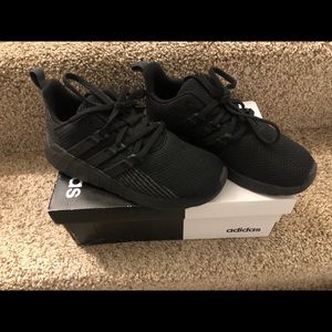 Boys adidas - Questar flow - Brand new